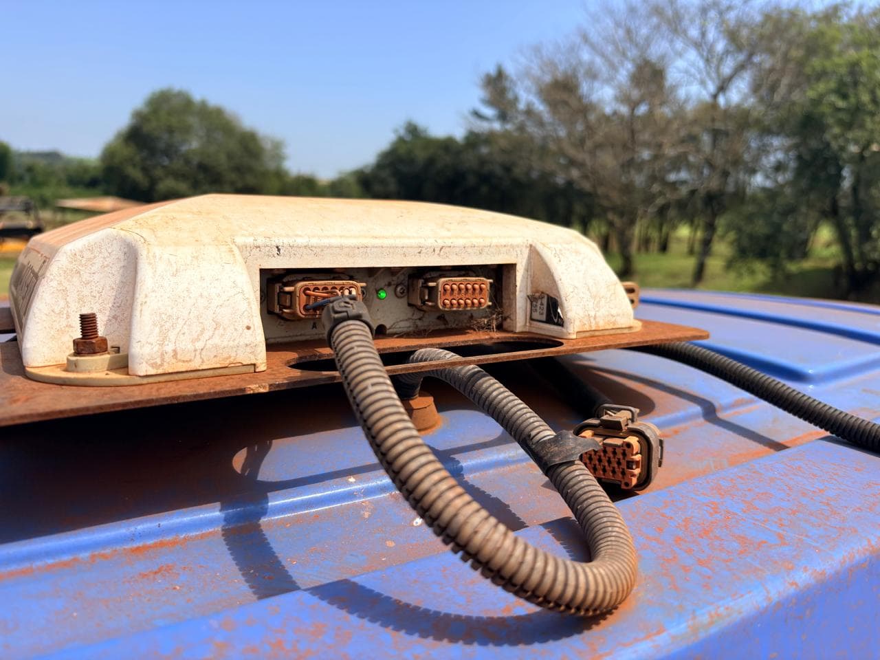 Antenna connections on agricultural equipment